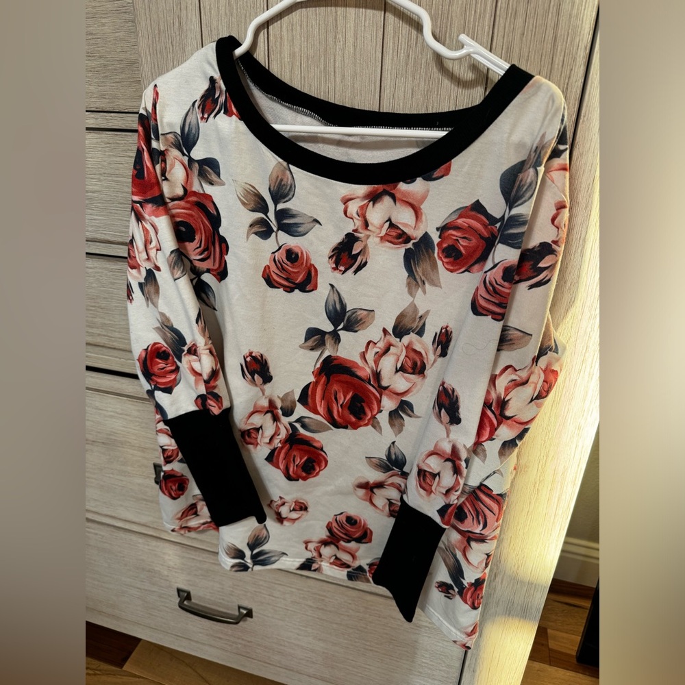Lung sleeve floral top, boat neck. Super cute floral pattern.